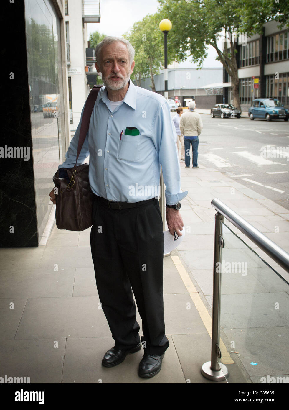 Jeremy Corbyn, le candidat au poste de chef de file travailliste, devant son siège de campagne dans le nord de Londres. Un sondage d'opinion dans le cadre de la course à la direction du Parti travailliste a mis le député de gauche Islington North sur la voie d'une victoire de choc. Banque D'Images