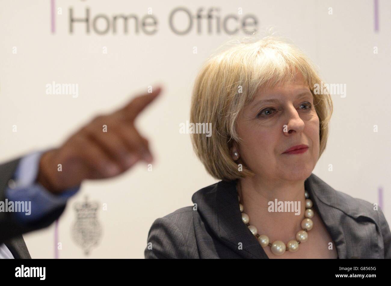 La secrétaire à l'accueil Theresa May au Brixton Recreation Centre, dans le sud de Londres, où elle a prononcé aujourd'hui un discours sur les relations entre la police et le public. Banque D'Images