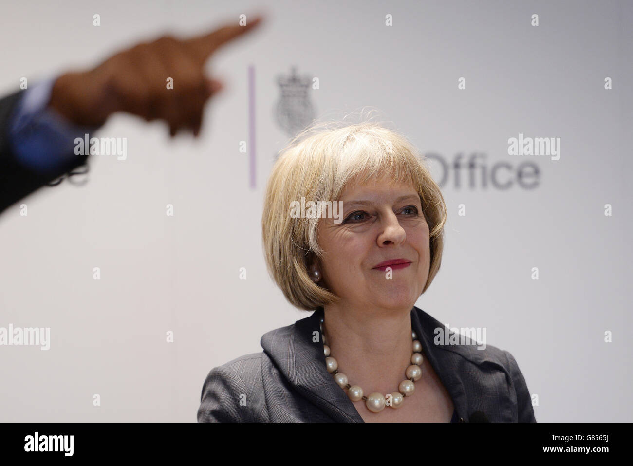 La secrétaire à l'accueil Theresa May au Brixton Recreation Centre, dans le sud de Londres, où elle a prononcé aujourd'hui un discours sur les relations entre la police et le public. Banque D'Images