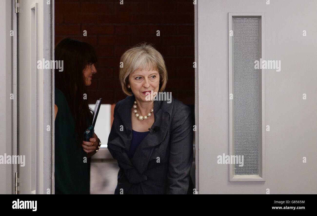 La secrétaire à l'accueil Theresa May arrive aujourd'hui au Brixton Recreation Centre, dans le sud de Londres, où elle a prononcé un discours sur les relations entre la police et le public. Banque D'Images