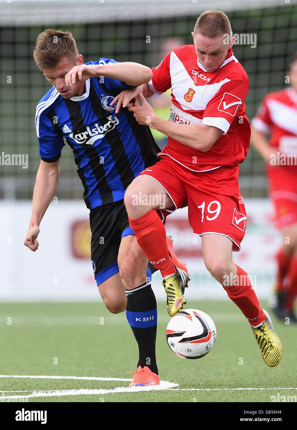 Marvin Pourie (à gauche) du FC Copenhague et Craig Williams (à droite) de l'AFC Newtown se battent pour le ballon lors du deuxième tour de qualification de l'UEFA Europa League au Latham Park, Newtown. Banque D'Images