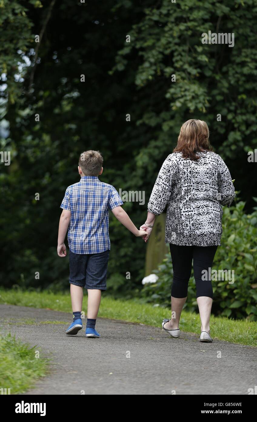 La famille, les amis et les résidents locaux se réunissent à l'église Sainte-Marie-la-Vierge à Bosley, Cheshire, pour un service d'église sept jours après une énorme explosion à l'usine Wood Treatment Limited qui a fait quatre morts. Banque D'Images