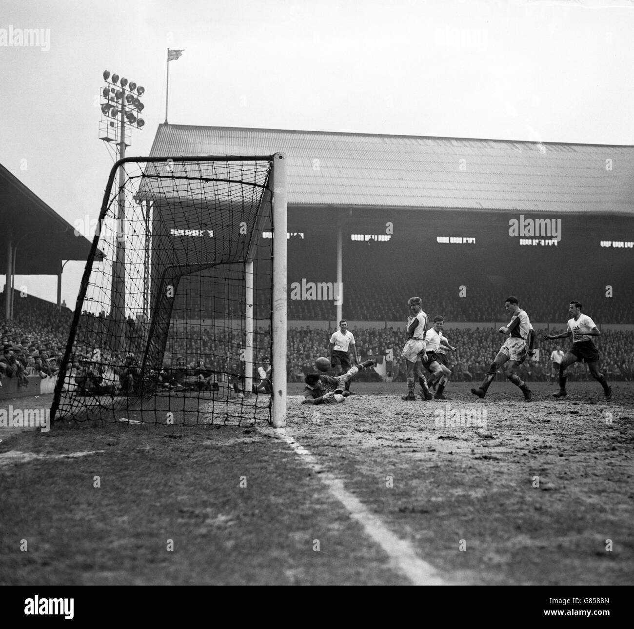 Louis Bimpson a passé le gardien de but de Tottenham Hotspur Bill Brown pour le troisième but de Blackburn Rovers. Peter Baker est également photographié pour Tottenham Hotspur. L'autre joueur de Blackburn Rovers est Ally MacLeod. Banque D'Images