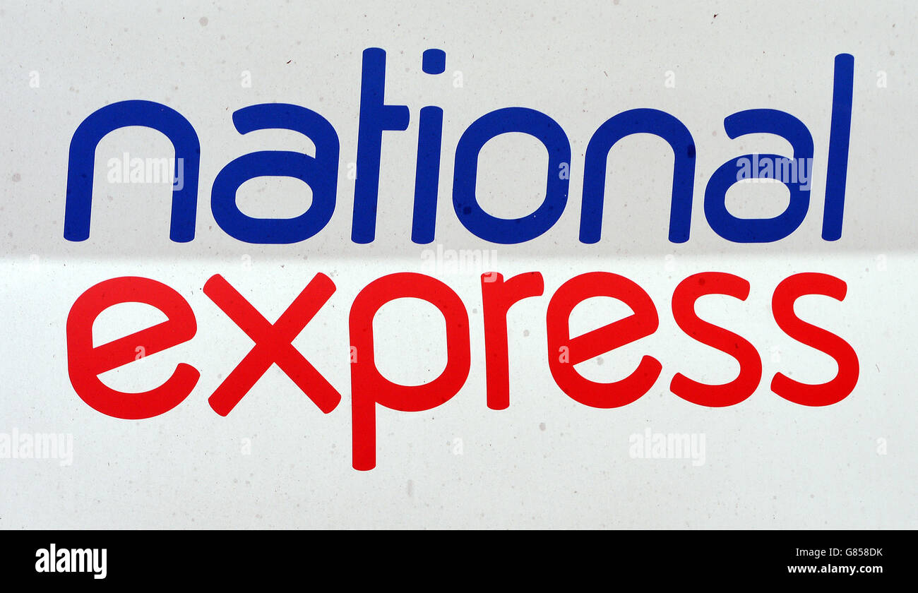 Logo sur un autocar National Express qui quitte la gare routière de Victoria, dans le centre de Londres. Banque D'Images