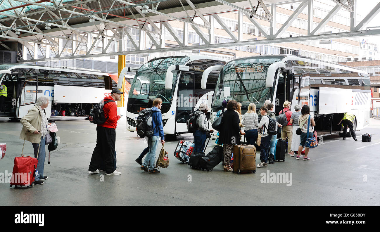 Les gens embarquent dans un autocar National Express à la gare routière de Victoria, dans le centre de Londres. Banque D'Images