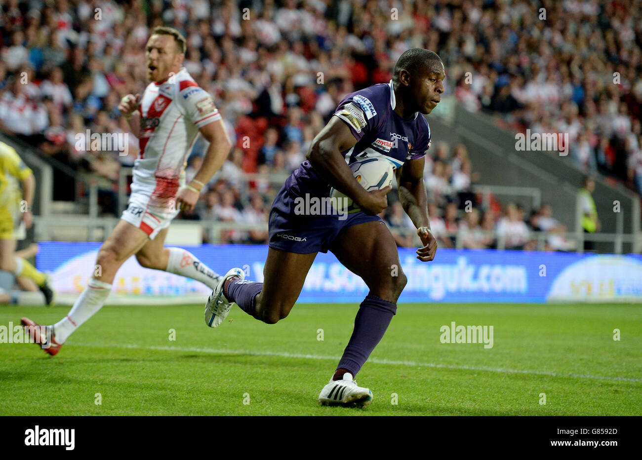 Jermaine McGillvary de Huddersfield Giants va tenter sa chance contre St Helens, lors du premier match de Super League Utility à Langtree Park, St Helens. Banque D'Images