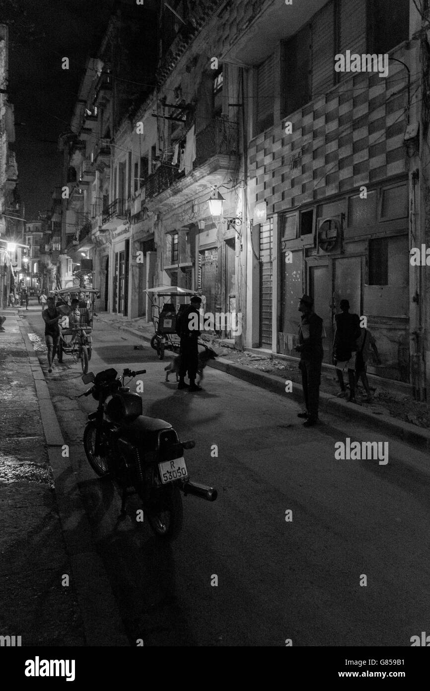 Rues de la vieille Havane de nuit. Image en noir et blanc Banque D'Images