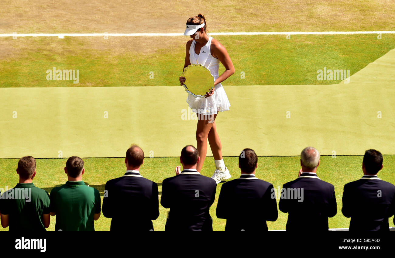 Garbine Muguruza, d'Espagne, a l'air défunte de tenir le trophée de deuxième partie après la finale des Dames contre Serena Williams au cours de la douze journée des Championnats de Wimbledon au All England Lawn tennis and Croquet Club, Wimbledon. Banque D'Images