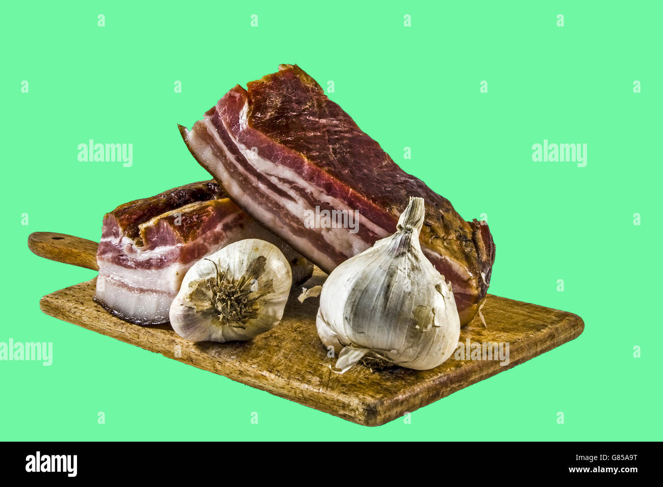 La bacon et l'ail sur conseil cuisine en bois. Banque D'Images La bacon et l'ail sur conseil cuisine en bois. Banque D'Images