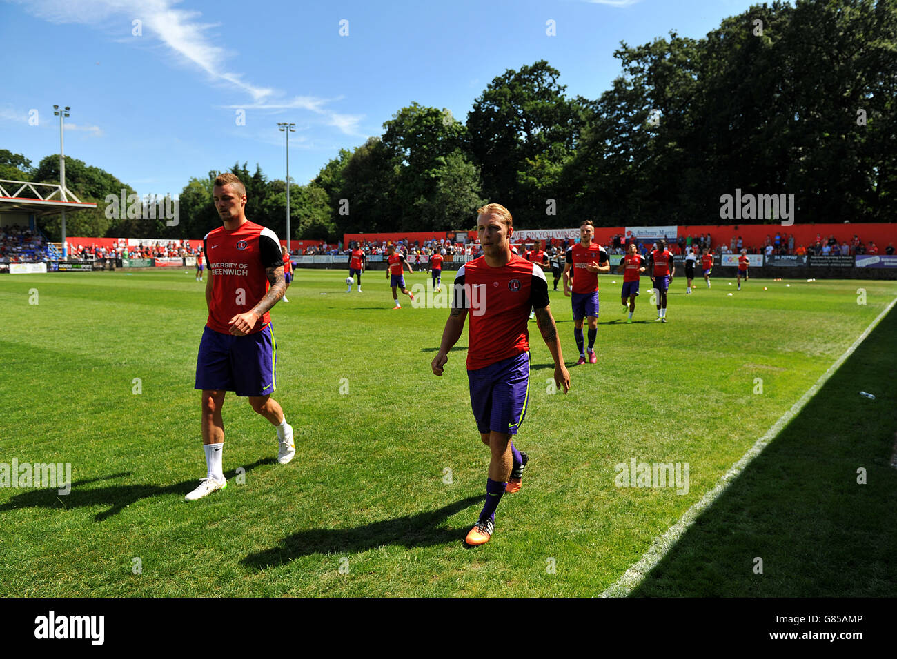 Football - pré saison amicale - Welling United v Charlton Athletic - Park View Road.Patrick Bauer de Charlton Athletic (à gauche) et Chris Solly Banque D'Images