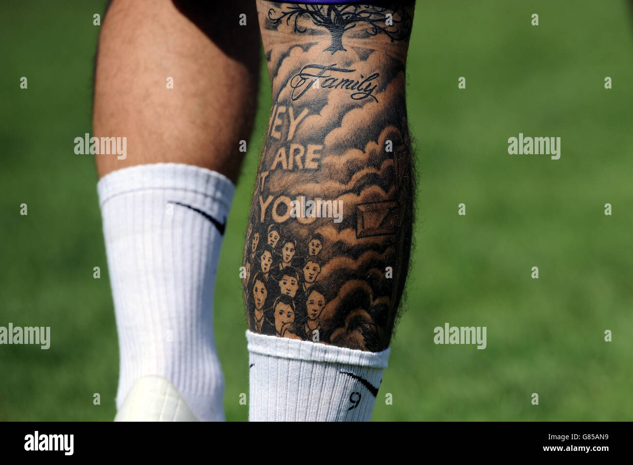 Tatouage Au Dessus Du Genou Homme Leg tattoo football Banque de photographies et d'images à haute résolution  - Alamy