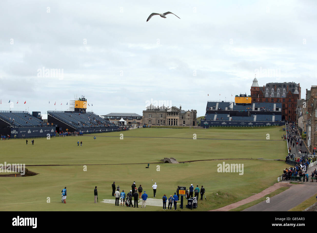 Une vue générale du jeu sur le 18e tee lors d'une journée d'entraînement avant le Championnat d'Open 2015 à St Andrews, Fife. Banque D'Images