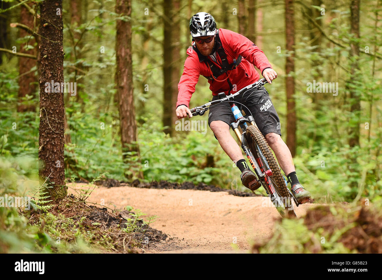 ALLEZ à l'extérieur - Lady Cannings Bike Trail Grand Opening - Sheffield. Steve Peat essaie la piste cyclable Lady Cannings. Banque D'Images