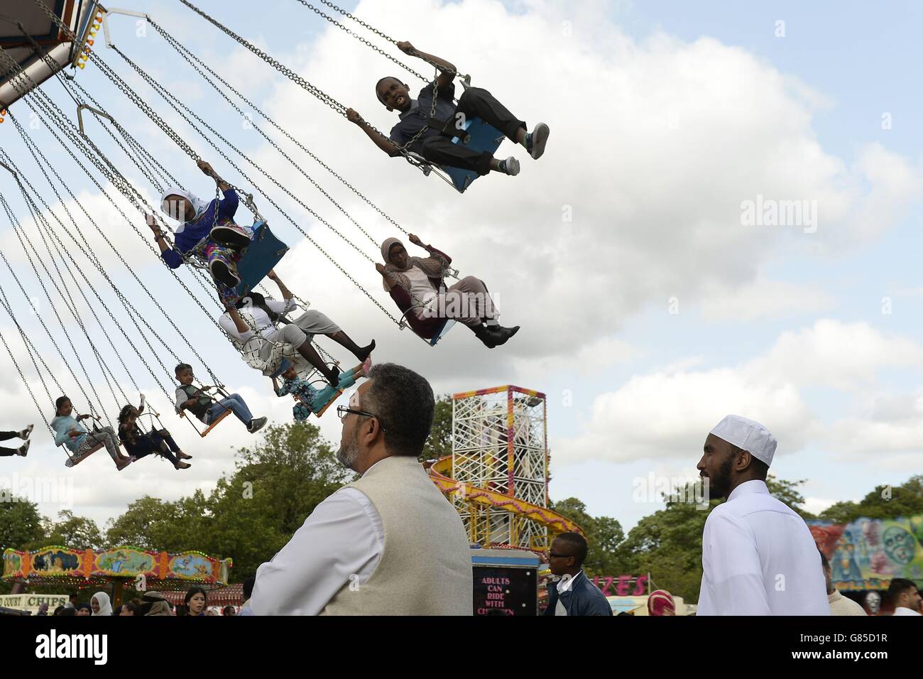 Les musulmans se rassemblent pour célébrer Eid al-Fitr dans le Small Heath Park, Birmingham. APPUYEZ SUR PHOTO D'ASSOCIATION. Date de la photo : vendredi 17 juillet 2015. L'EID al-Fitr marque la fin du mois Saint du Ramadan où les musulmans jeûnent pendant les heures de jour. Le crédit photo devrait se lire comme suit : Joe Giddens/PA Wire Banque D'Images