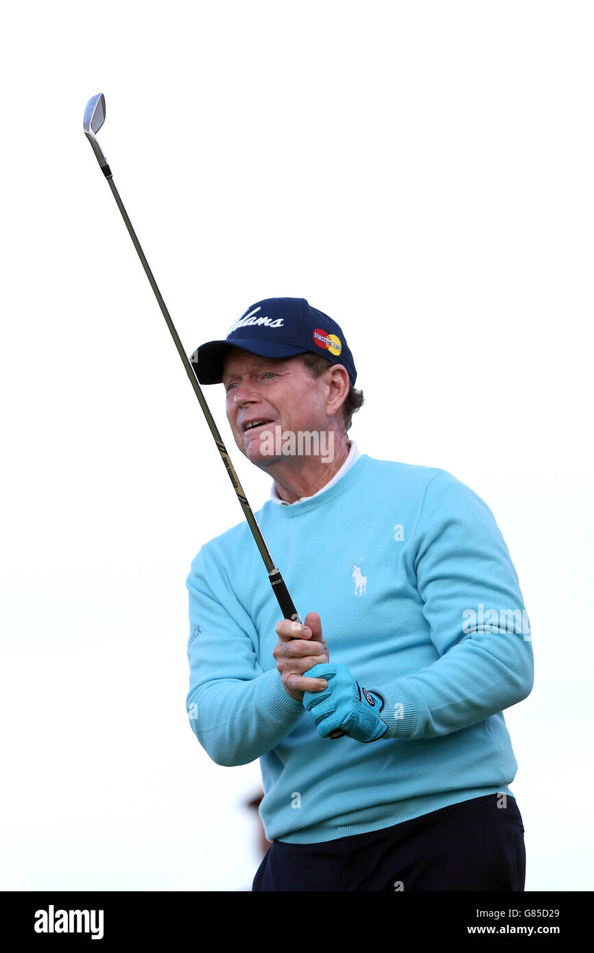 Tom Watson, aux États-Unis, est parti au deuxième jour du Championnat d'Open 2015 à St Andrews, Fife. Banque D'Images