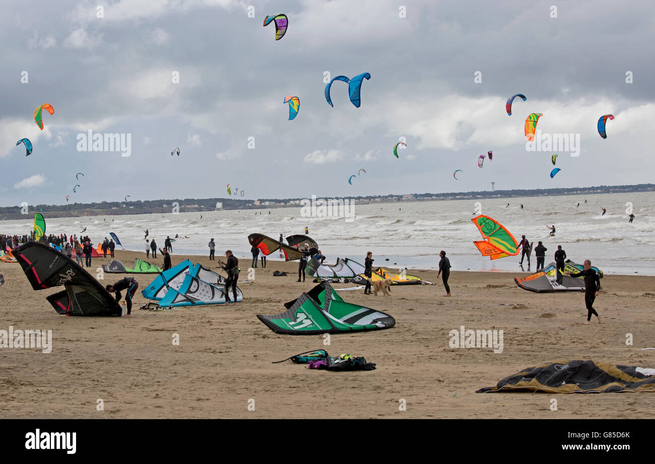 Grand nombre de kiteboarders surf en mer agitée de Saint-Brevin-les-Pins France Banque D'Images