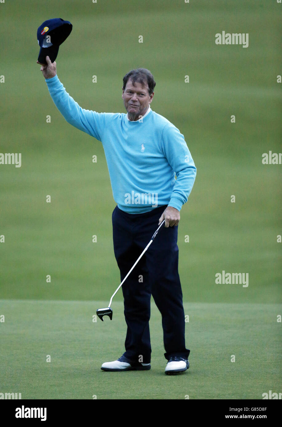 Tom Watson, de l'équipe américaine, se fait une vague devant la foule après avoir terminé son putt final pendant la deuxième journée du Championnat d'Open 2015 à St Andrews, Fife. Banque D'Images