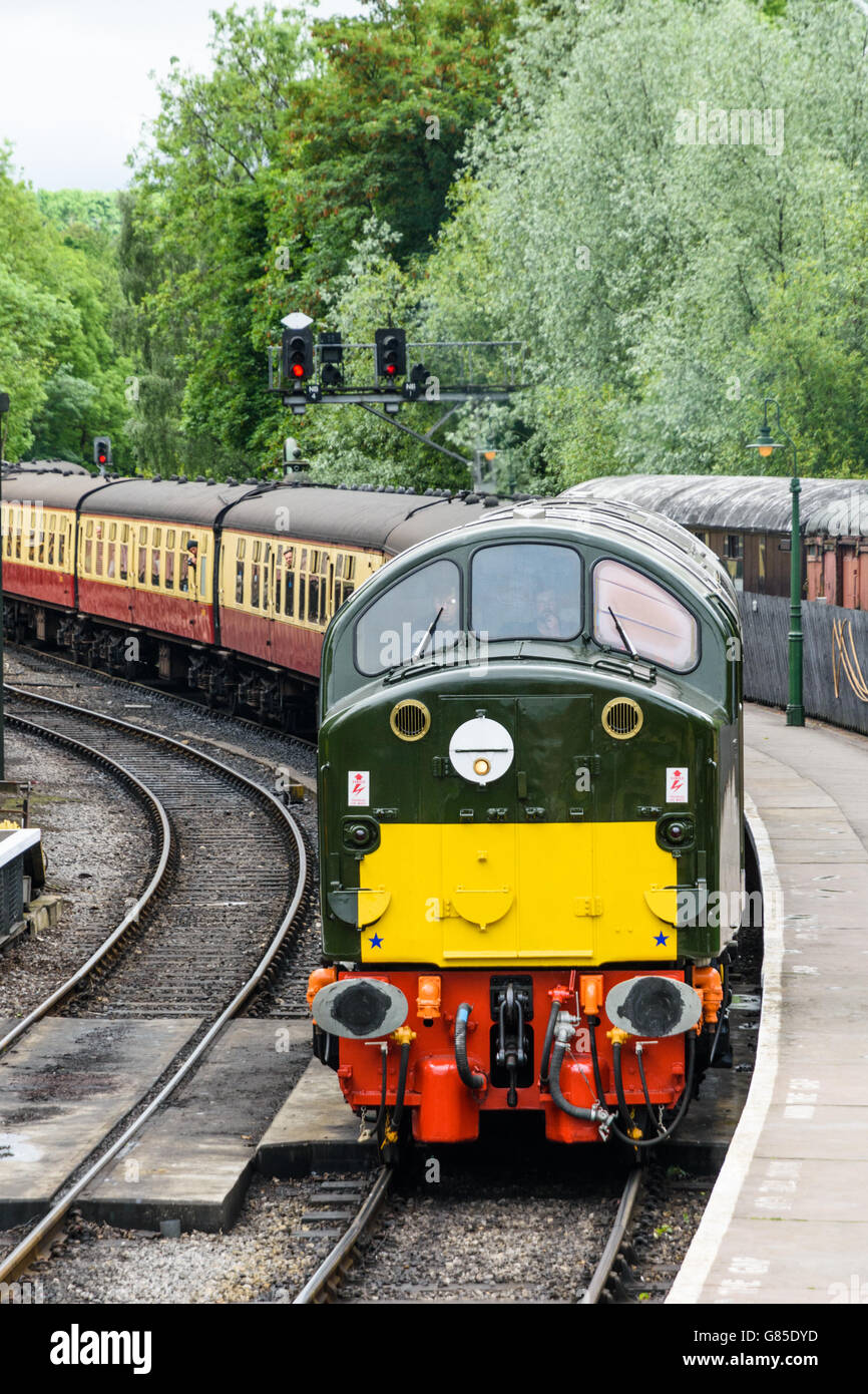 Classe 40 D213 Andania à la tête d'un train de voyageurs en gare de Pickering au Nord Moors Yorks Railway Banque D'Images