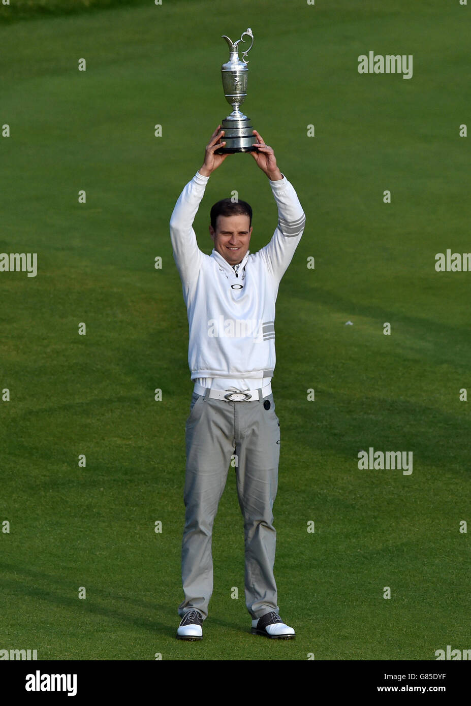 Golf - le championnat ouvert 2015 - cinquième jour - St Andrews.Le Zach Johnson des États-Unis lève le Cluret après avoir remporté le Championnat Open 2015 à St Andrews, Fife. Banque D'Images