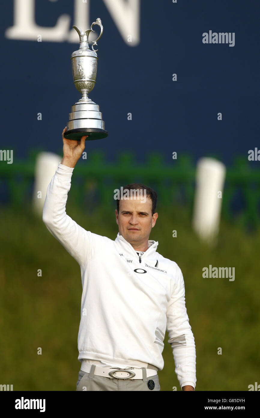 Golf - le championnat ouvert 2015 - cinquième jour - St Andrews.Le Zach Johnson des États-Unis célèbre avec le Caret Jug après le cinquième jour du Championnat d'Open 2015 à St Andrews, Fife. Banque D'Images