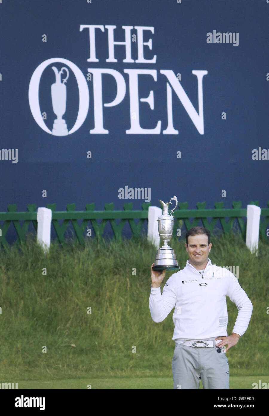 Golf - le championnat ouvert 2015 - cinquième jour - St Andrews.Le Zach Johnson des États-Unis célèbre avec le Claret Jug après avoir remporté le Championnat d'Open 2015 à St Andrews, Fife. Banque D'Images