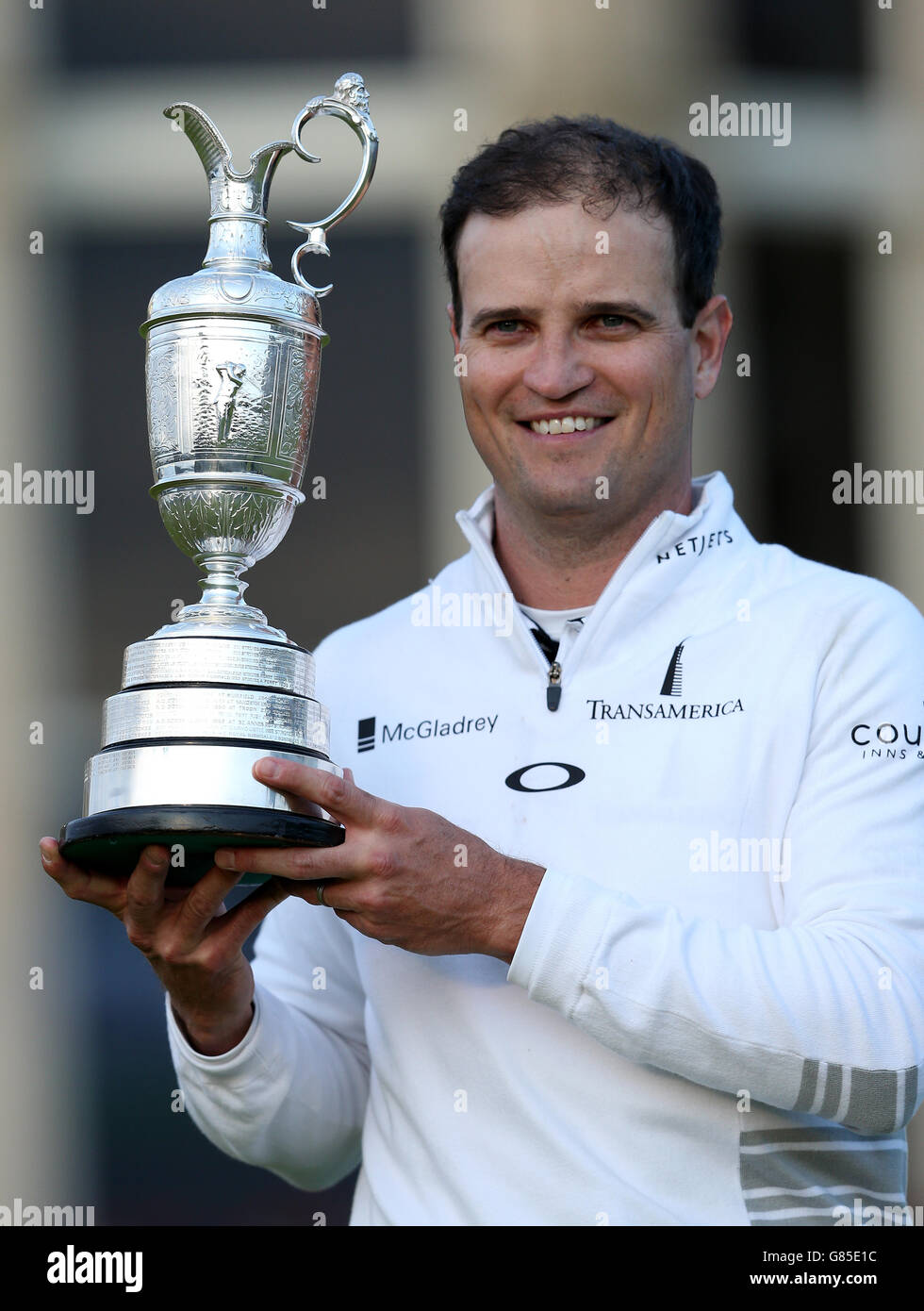 Golf - le championnat ouvert 2015 - cinquième jour - St Andrews.Le Zach Johnson des États-Unis célèbre avec le Claret Jug après avoir remporté le Championnat d'Open à St Andrews, Fife. Banque D'Images