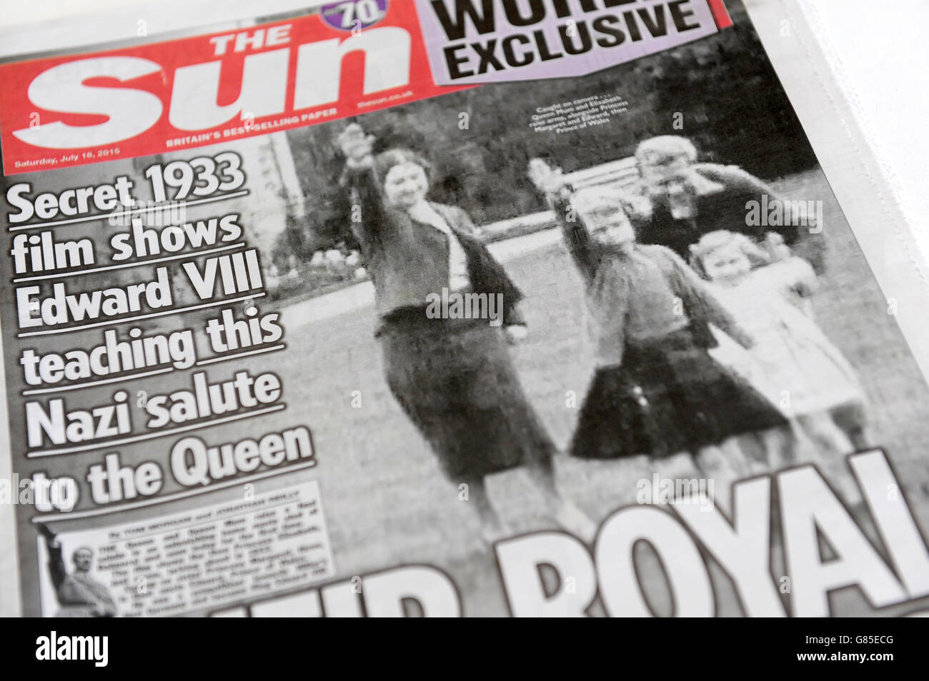 Le journal Sun a publié une couverture avec une photo de la reine Elizabeth de Grande-Bretagne en tant qu'enfant donnant un salut nazi à la famille le 18 juillet 2015. Banque D'Images