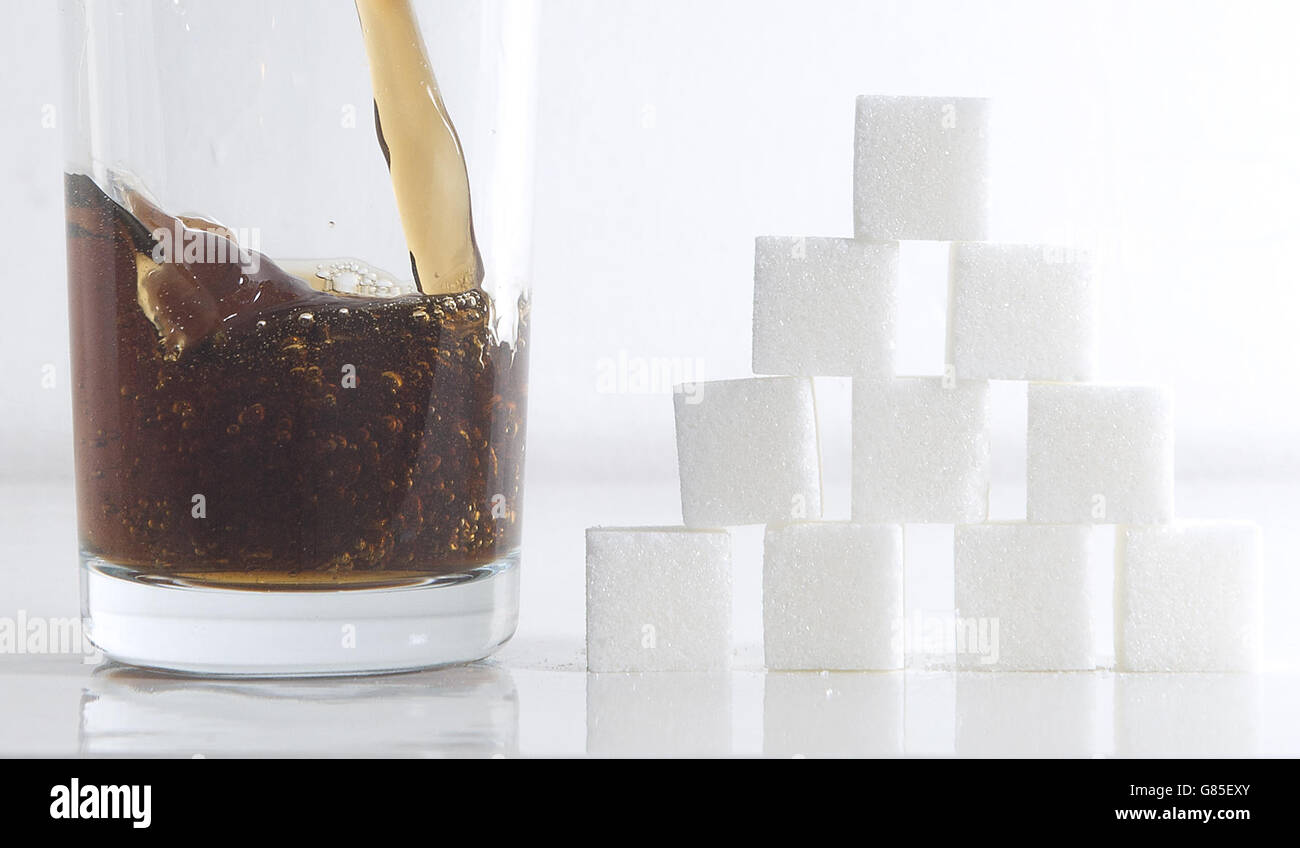 Une boisson gazeuse au cola avec des cubes de sucre comme boissons sucrées pourrait causer près