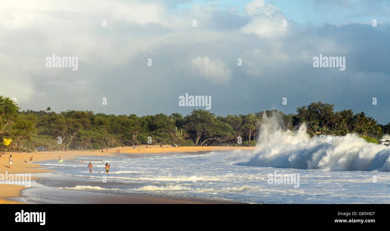 De grosses vagues à grande plage à Makena State Park au cours de houle du sud Banque D'Images