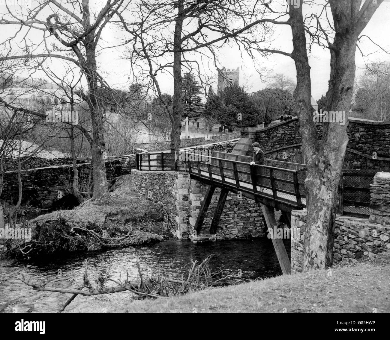 Troutbeck dans Westmorland.La nouvelle passerelle enjambant la rivière a été construite de sorte que les piétons n'ont pas besoin de traverser l'étroit vieux pont routier, qui transporte de lourds trafic de vacances en été.En arrière-plan se trouve la vieille église de la communauté dispersée de Troutbeck.*numérisé à partir de l'impression.NEG est corrompu Banque D'Images