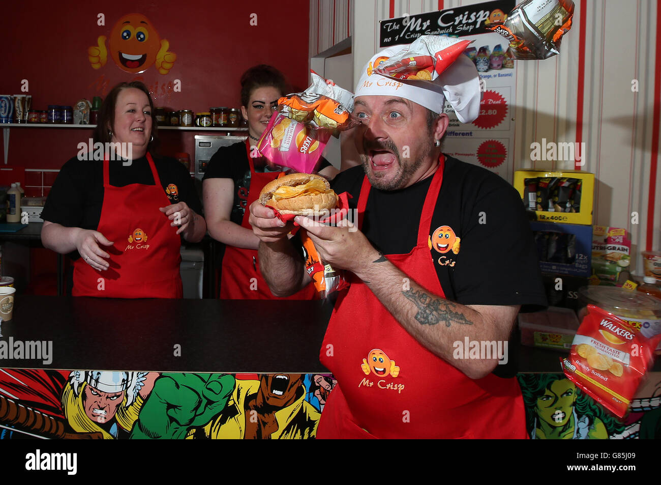 Sarah (à gauche) et Evie Taylor s'affrontent à Mark Pearson avec des chips lorsqu'il ouvre M. Crisp, le premier magasin de sandwichs croustillants d'Angleterre, à Keighley, dans le West Yorkshire. Banque D'Images
