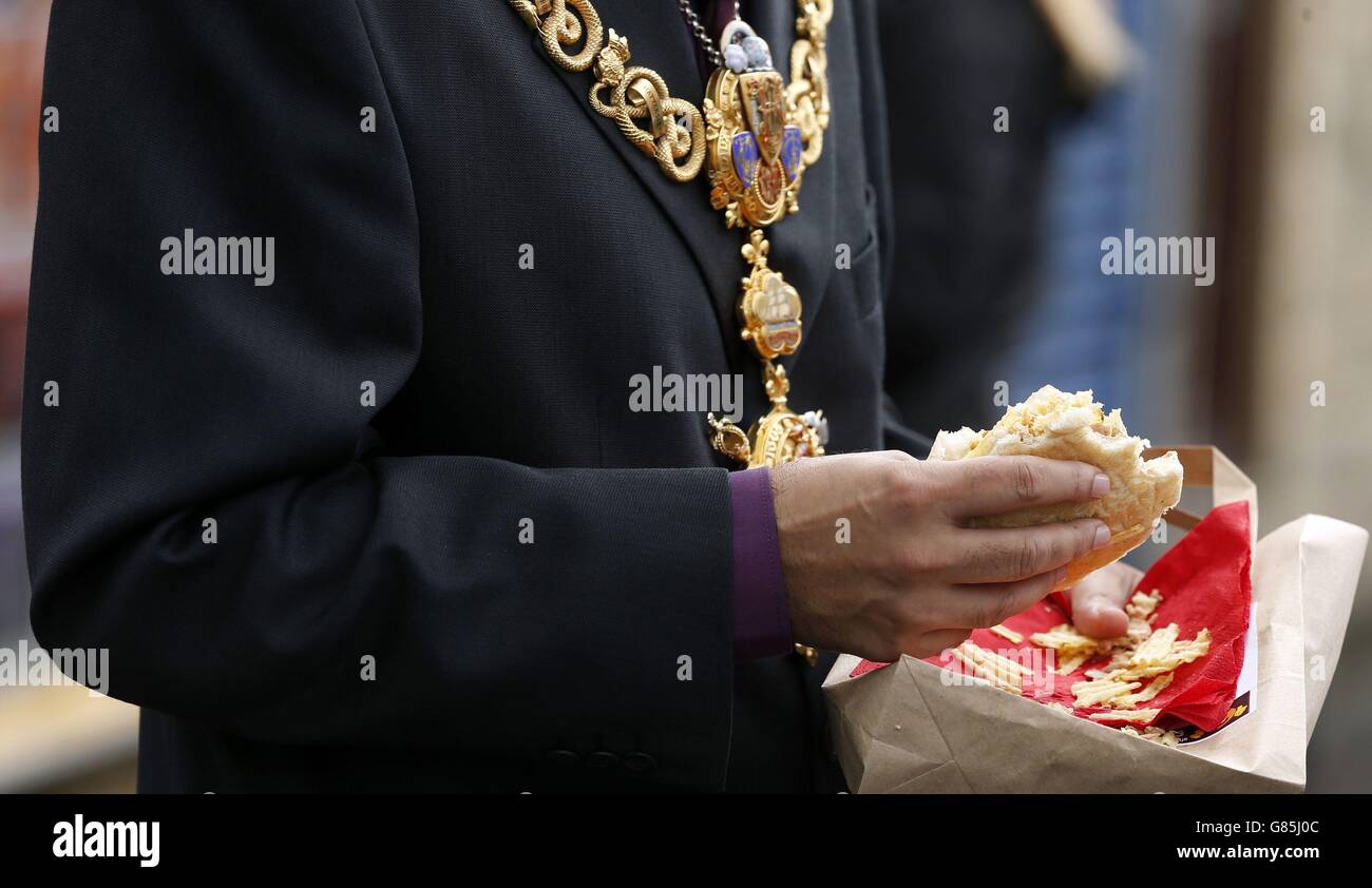 Keighley Mayor Javaid Akhtar aime un sandwich croustillant devant MR Crisp, le premier magasin de sandwichs croustillants d'Angleterre, à Keighley, West Yorkshire. Banque D'Images