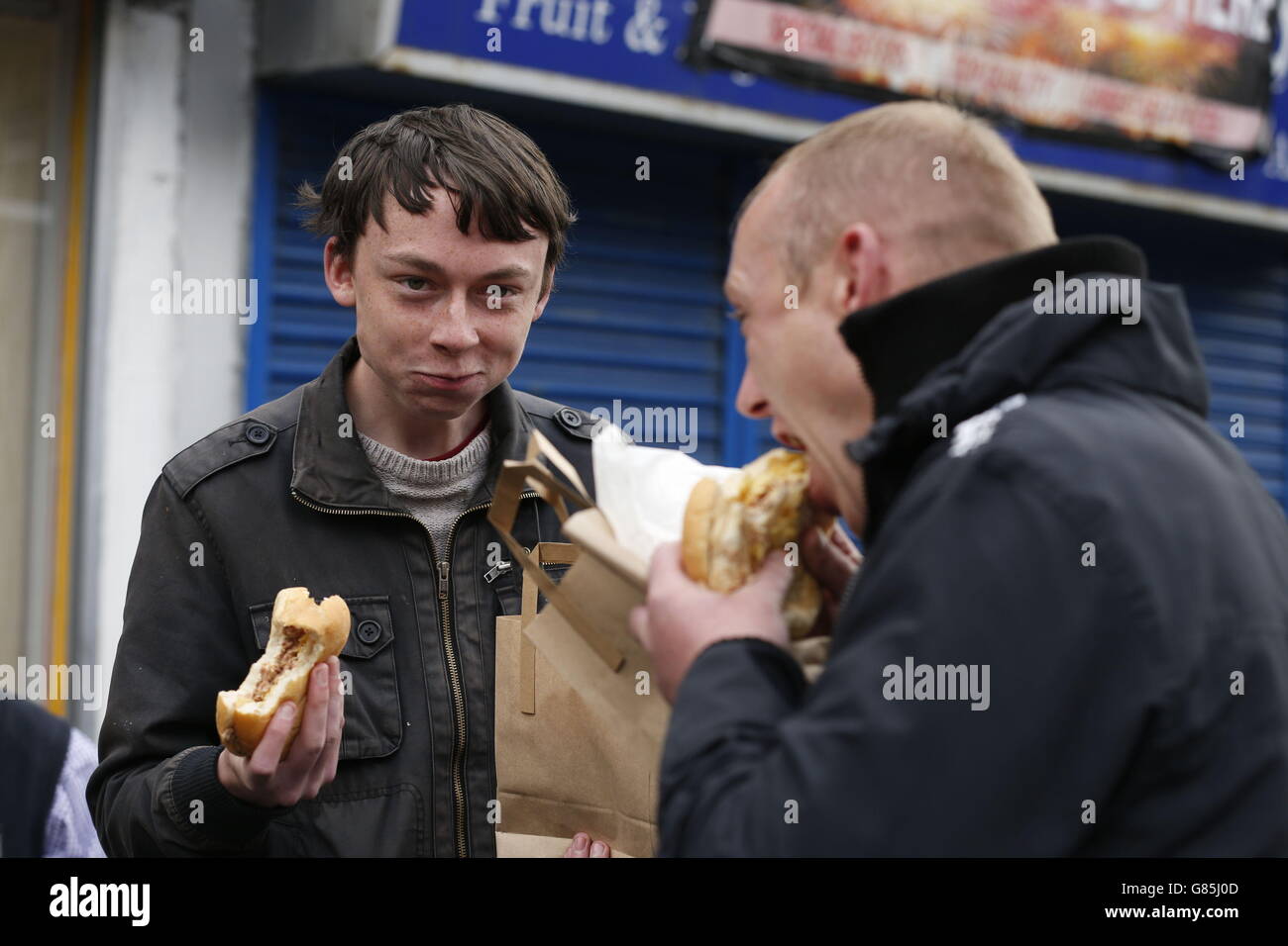 Jack (à gauche) et Gareth Farrington apprécient un sandwich croustillant devant MR Crisp, le premier magasin de sandwichs croustillants d'Angleterre, à Keighley, West Yorkshire. Banque D'Images
