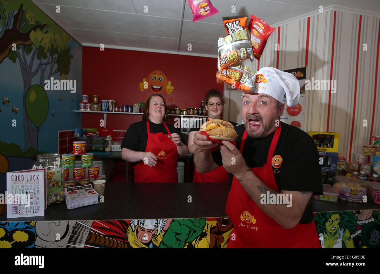 Sarah (à gauche) et Evie Taylor s'affrontent à Mark Pearson avec des chips lorsqu'il ouvre M. Crisp, le premier magasin de sandwichs croustillants d'Angleterre, à Keighley, dans le West Yorkshire. Banque D'Images