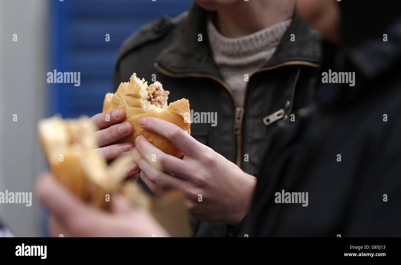 Jack (à gauche) et Gareth Farrington apprécient un sandwich croustillant devant MR Crisp, le premier magasin de sandwichs croustillants d'Angleterre, à Keighley, West Yorkshire. Banque D'Images