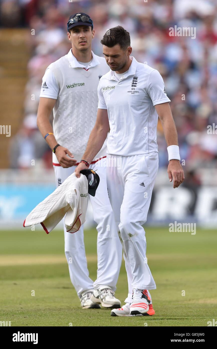 James Anderson, de l'Angleterre, quitte le champ avec une blessure au cours du deuxième jour du troisième test Investec Ashes à Edgbaston, Birmingham. Banque D'Images