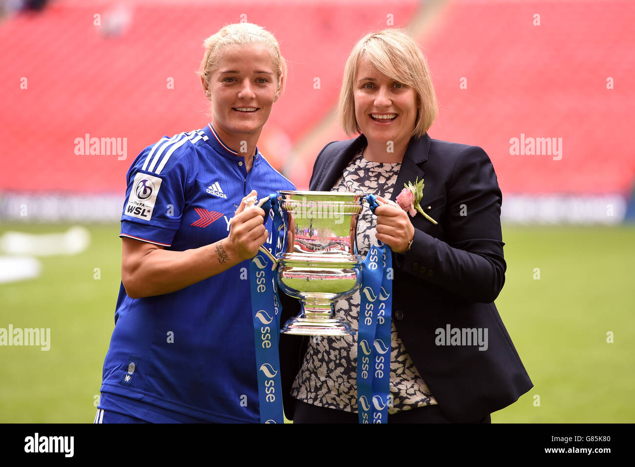 Katie Chapman de Chelsea et la directrice Emma Hayes celebrent avec le trophee a la fin de la finale de la coupe feminine FA au stade Wembley a Londres Photo Stock