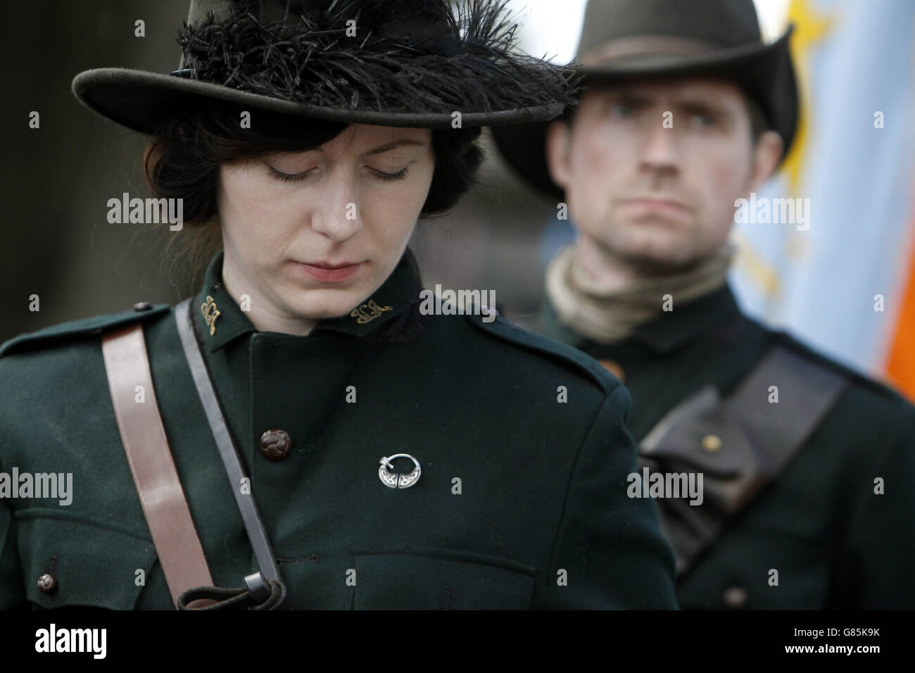 Les gens participent à la reconstitution à grande échelle des funérailles de O'Donovan Rossa par Sinn Fein pour la commémoration du centenaire de ses funérailles au cimetière de Glasnevin à Dublin. Banque D'Images