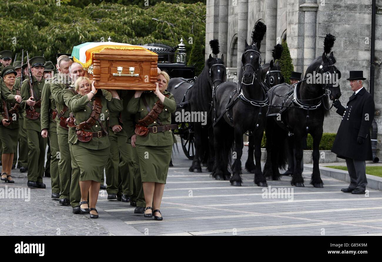 Les gens participent à la reconstitution à grande échelle des funérailles de O'Donovan Rossa par Sinn Fein pour la commémoration du centenaire de ses funérailles au cimetière de Glasnevin à Dublin. Banque D'Images