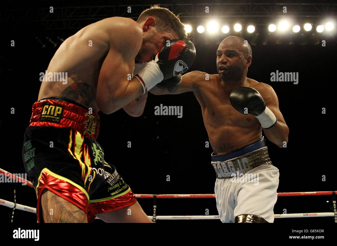 Brian Rose (à gauche) en action contre Carson Jones lors du concours de médidlehuit lumière au KC Lighstream Stadium, à Hull. Banque D'Images