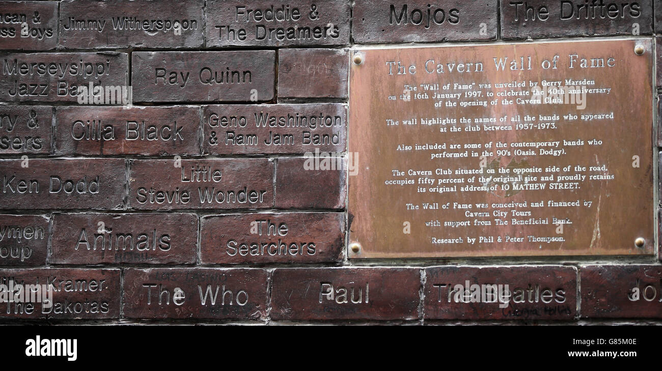 Le nom de Cilla Black sur une brique sur le mur de la renommée de Cavern devant le Cavern Club de Liverpool où elle a travaillé comme un préposé de cloackroom. Des hommages ont été rendus pour le « Trésor national » de Cilla Black après la mort de l'artiste dans sa maison dans le sud de l'Espagne. Banque D'Images