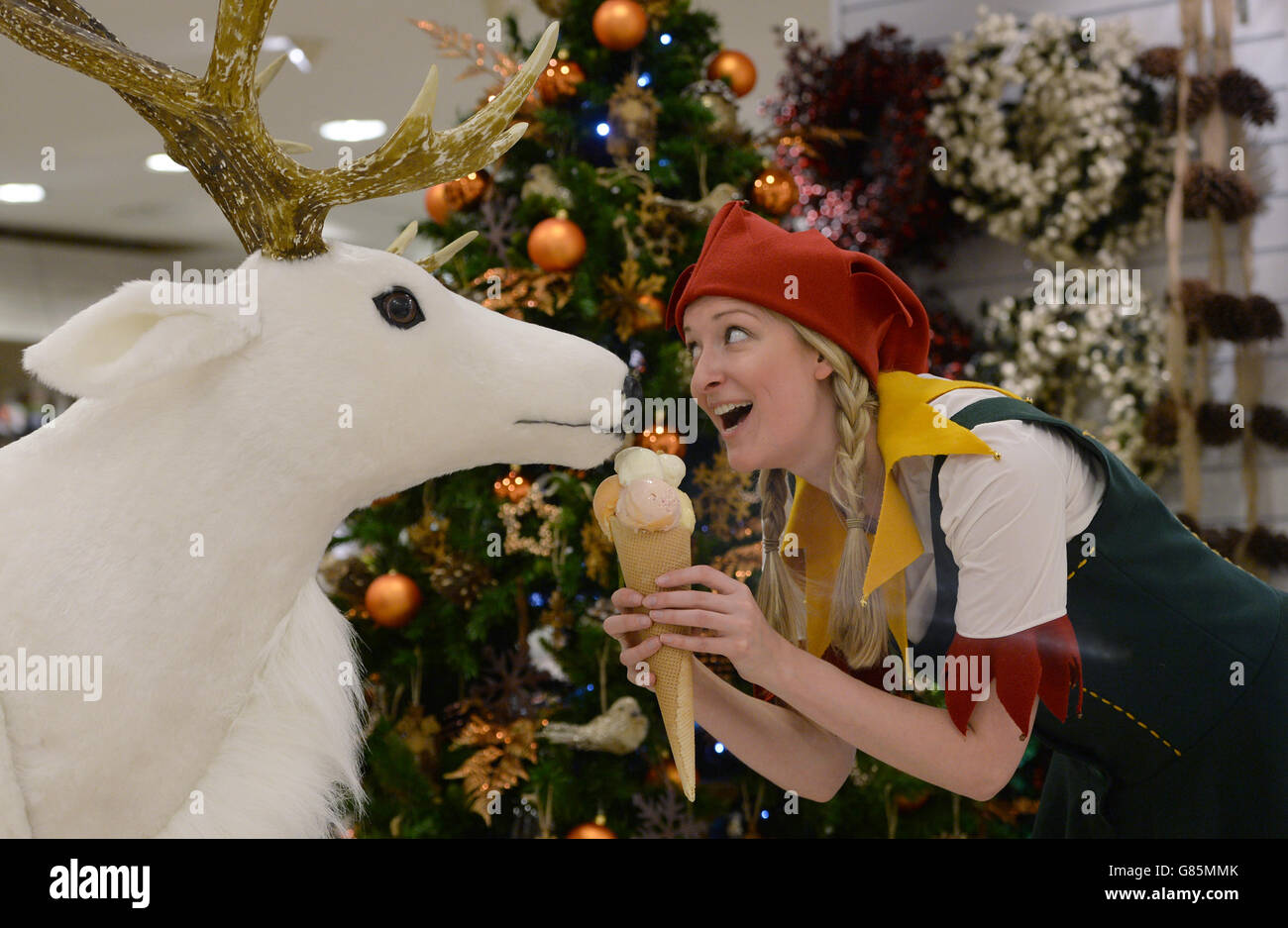 Une dame vêtue d'un orf de Noël à côté d'un renne alors que Selfridges ouvre son magasin de Noël dans le magasin phare d'Oxford Street, Londres. Banque D'Images