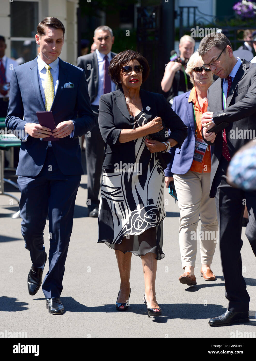 Dame Shirley Bassey arrivée le 11 e jour des championnats de Wimbledon au All England Lawn tennis and Croquet Club, Wimbledon. Banque D'Images