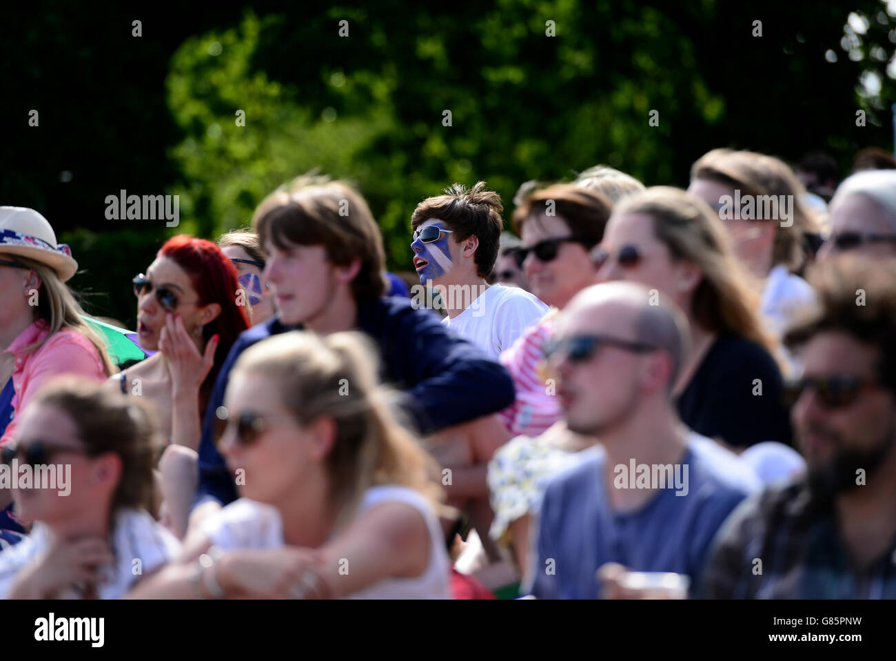 Les spectateurs regardent l'action du terrain central depuis Murray Mound pendant le onzième jour des championnats de Wimbledon au All England Lawn tennis and Croquet Club, Wimbledon. Banque D'Images