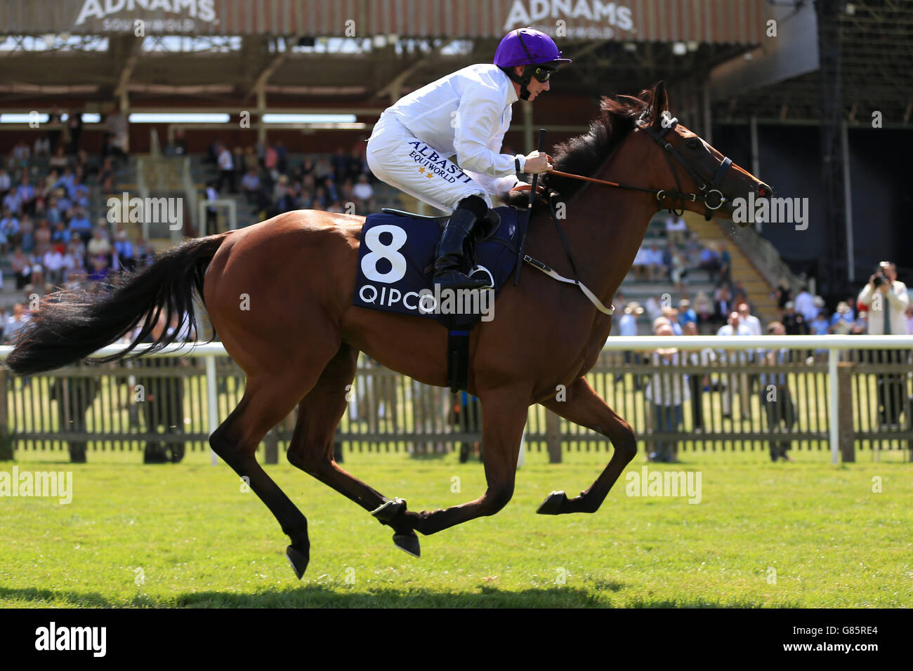 Bow de soie monté par Jockey Paul Hanagan pendant la duchesse De Cambridge Stakes (sponsorisé par Qipco) (Anciennement The Cherry Hinton Stakes) (Groupe de Fillies) Banque D'Images