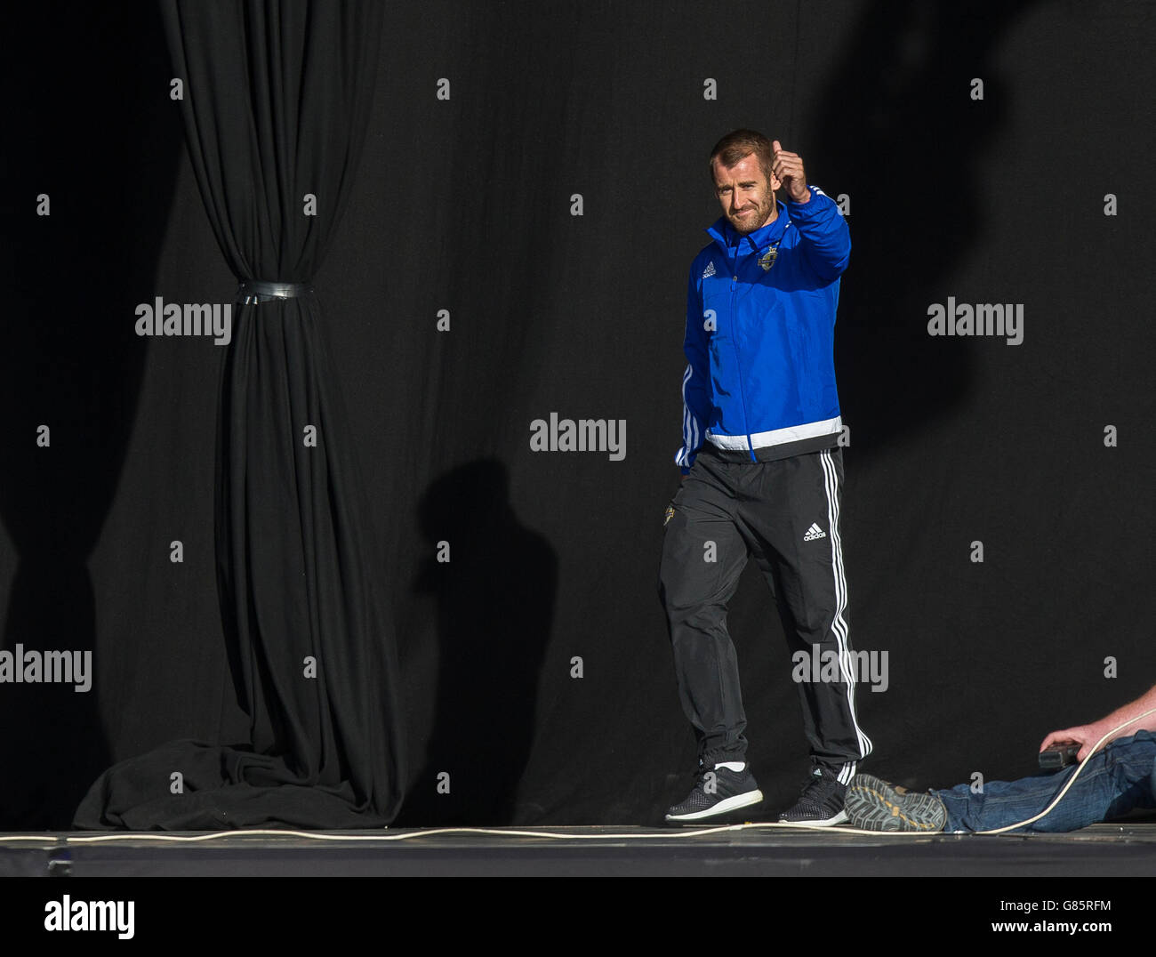 Niall McGinn de l'Irlande du Nord pendant le retour à la Fanzone Titanic de Belfast. Banque D'Images