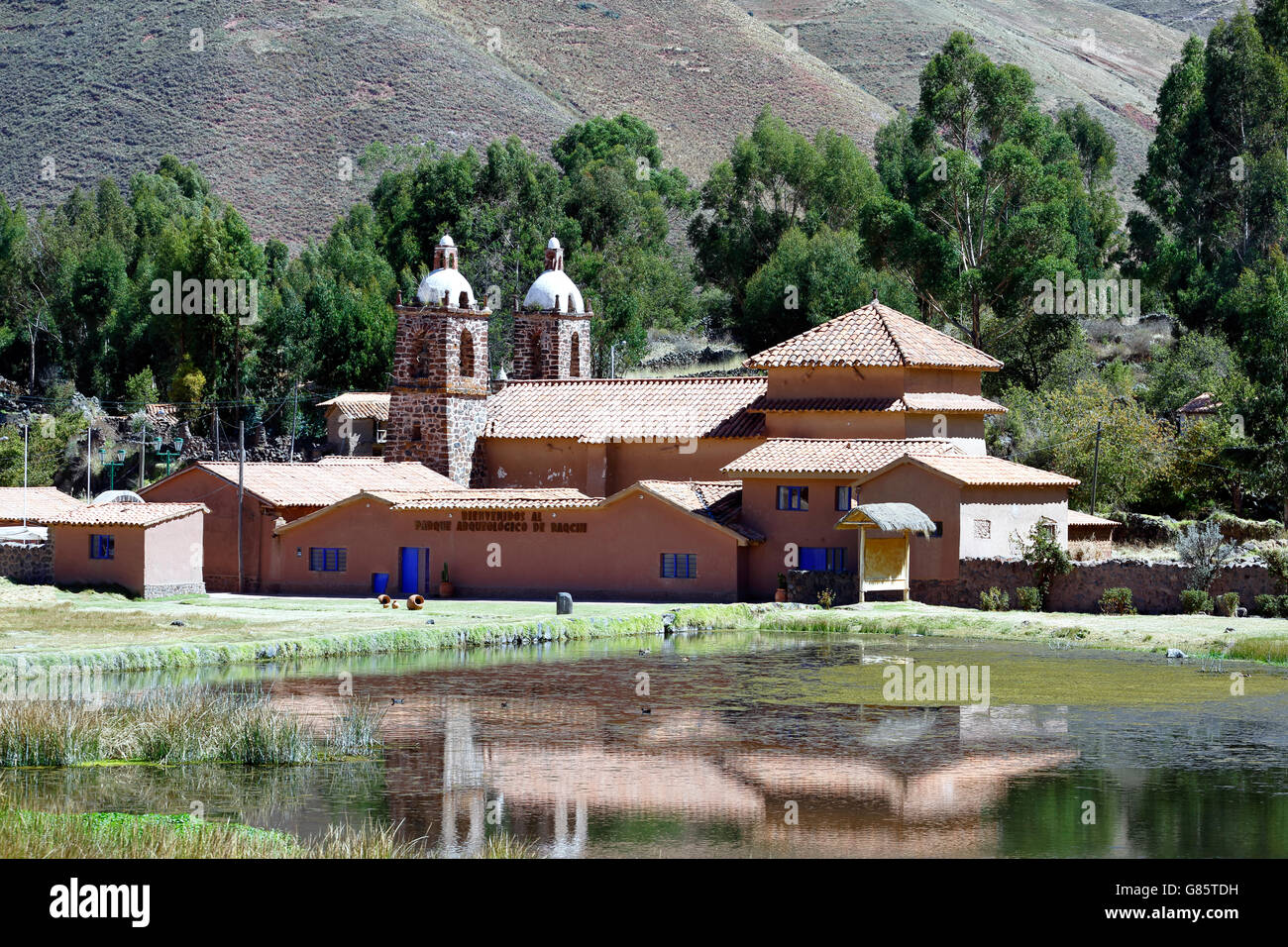 L'église et de l'étang, Raqchi, Cusco, Pérou Banque D'Images