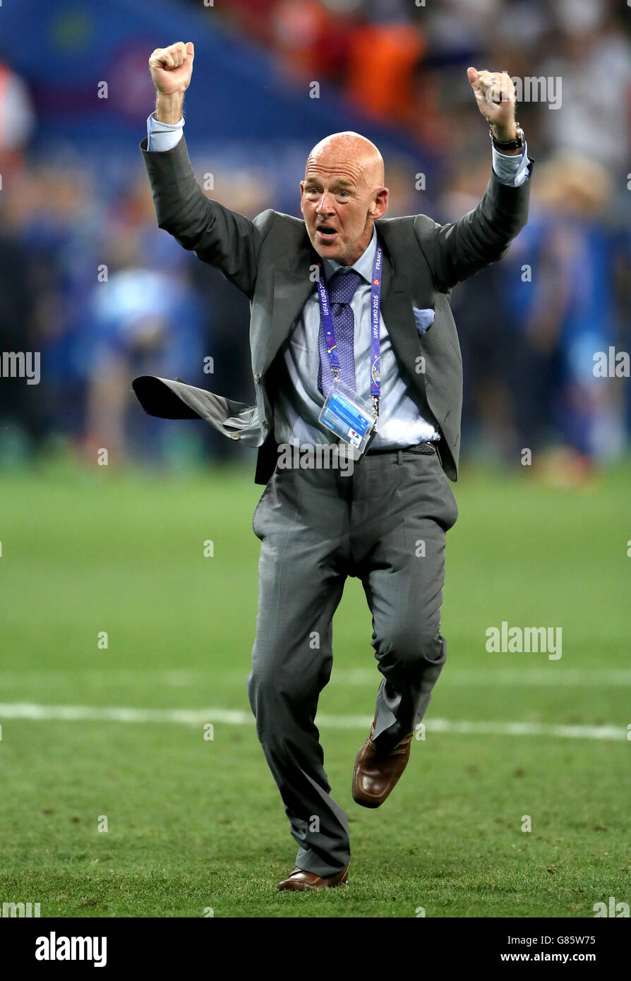 Eggert Magnusson, ancien Président de l'Association du football d'Islande, danse sur le terrain lors du match de la série 16 au Stade de Nice, France. Banque D'Images