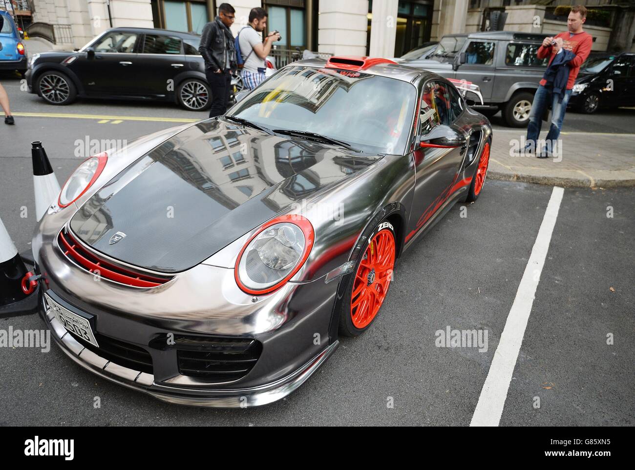 Un Hamann Motorsport a réglé Porsche avec une plaque d'immatriculation koweïtienne sur la piste de l'hôtel Dorchester, dans le centre de Londres. Banque D'Images