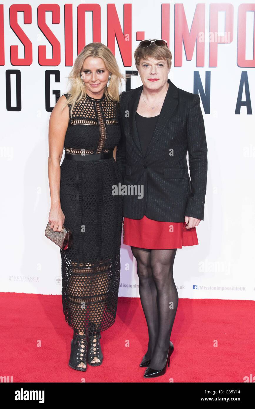 Carol Vorderman et Eddie Izzard assistent à la Mission: Impossible Rogue Nation première au BFI Imax, Waterloo, Londres. Banque D'Images